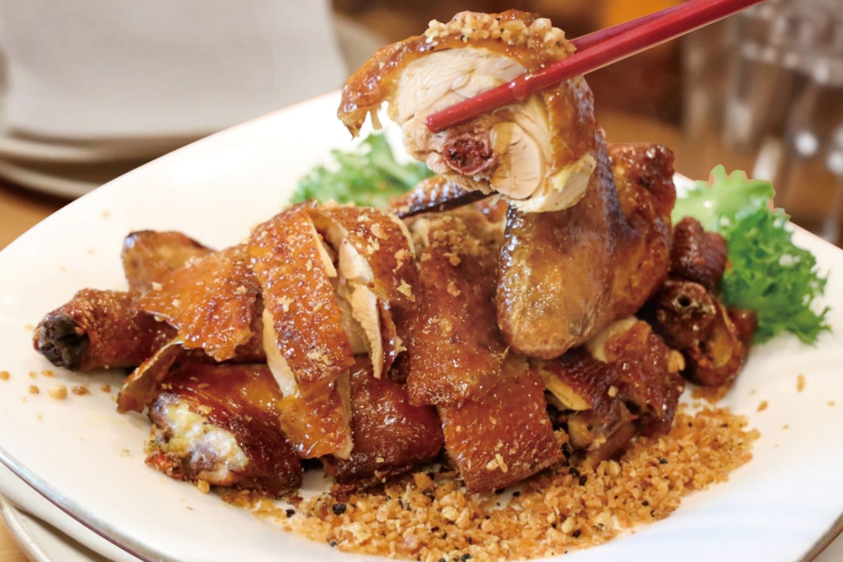 圖說 避風塘風沙雞：外酥內嫩，搭配蒜酥層次豐富、香氣直衝味蕾